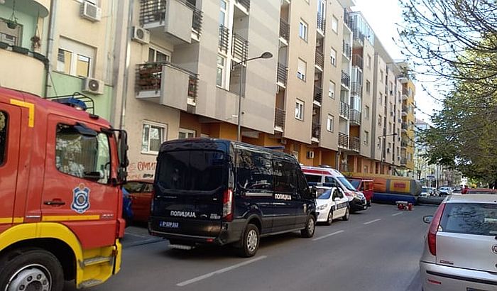 FOTO: Policajci spasli ženu koja je pretila da će skočiti sa zgrade na Grbavici