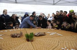 FOTO: U Beogradu lomljena česnica od 200 kg i sa 33 zlatnika - najviše sreće imali mališani