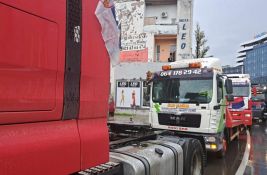 VIDEO: Poduža kolona kamiona uz trubljenje prodefilovala Novim Sadom povodom Božića