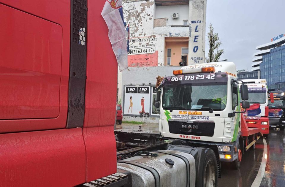 VIDEO: Poduža kolona kamiona uz trubljenje prodefilovala Novim Sadom povodom Božića