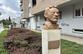 FOTO: Preko noći osvanula bista Čehova na Grbavici, ne zna se ko ju je postavio