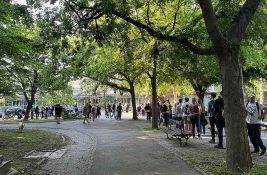 Veliki broj Novosađana čeka u redu za majicu 