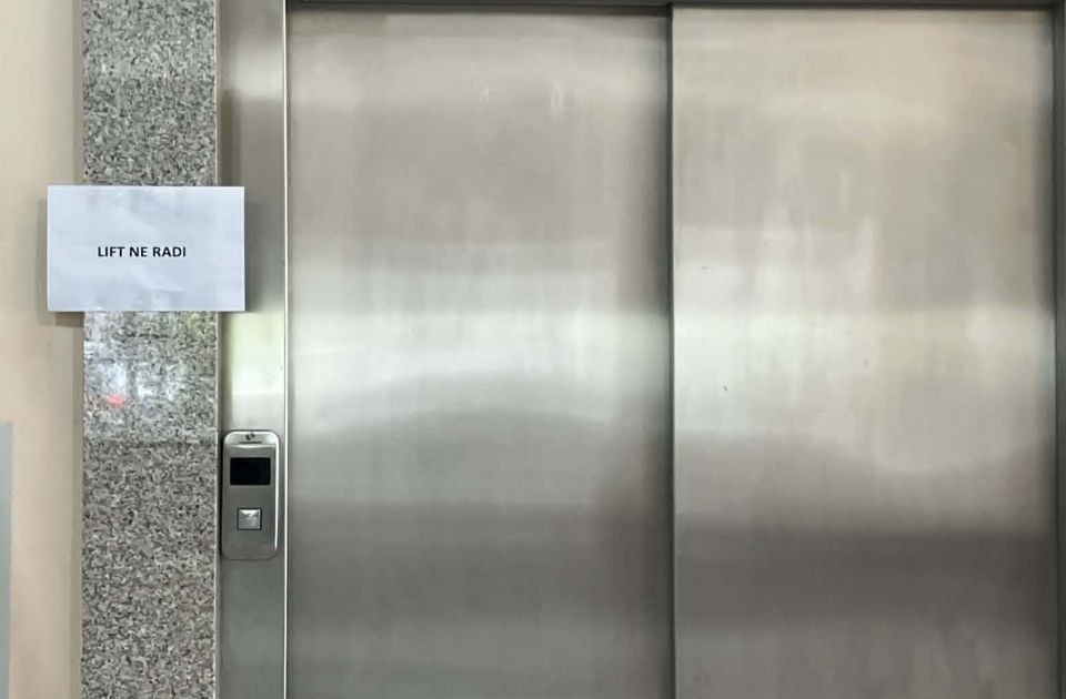 Novosađani se žale na lift u Dečijoj bolnici, uprava ne odgovara na pitanja