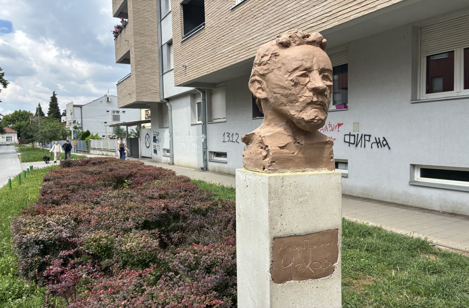 FOTO: Preko noći osvanula bista Čehova na Grbavici, ne zna se ko ju je postavio
