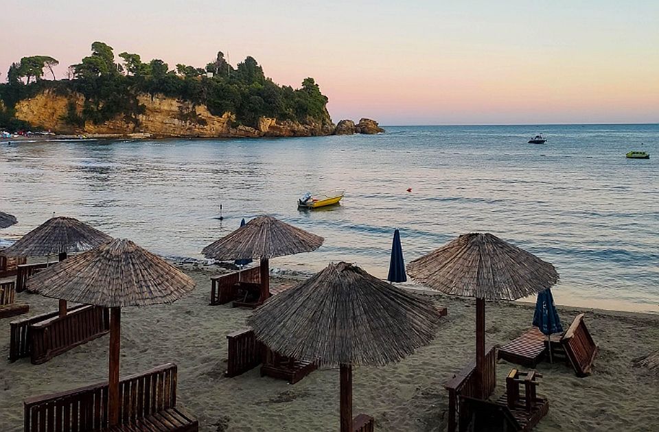 Ulcinj zabranio šetnju u kupaćem van plaža - kazne od 150 do 500 evra