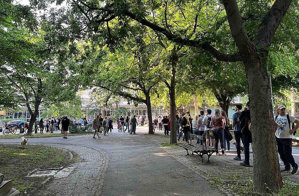 Veliki broj Novosađana čeka u redu za majicu 