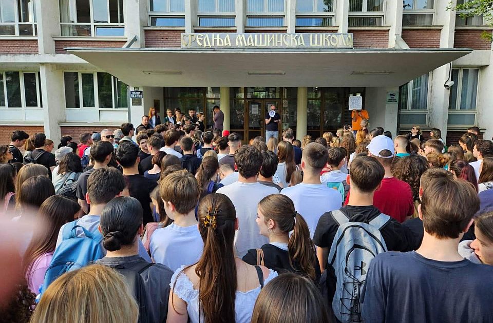 VIDEO: Skup podrške suspendovanim nastavnicima Jovine gimnazije ispred Mašinske škole