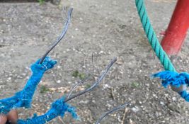 FOTO: Žice pretnja deci na igralištu na Štrandu, biće postavljeni novi rekviziti