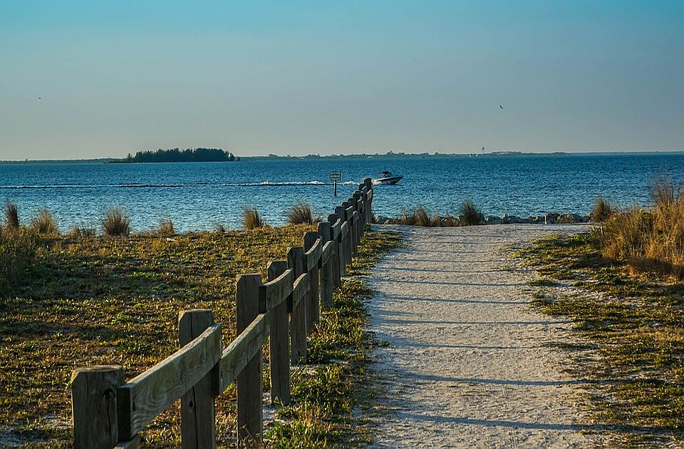 Prevrnuo se brod u blizini Floride, dve osobe poginule