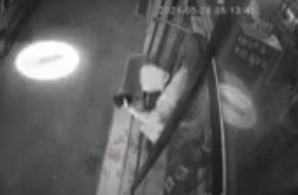 VIDEO: Nespretni lopov pljačkao prodavnicu telefona u Novom Sadu, isekao se i jedva izašao 