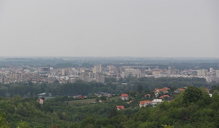 Novi Sad: Danju gradi, noću razgrađuje