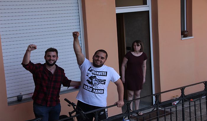 FOTO: Po treći put sprečeno prinudno iseljenje porodice Ninić iz Tanurdžićeve palate 