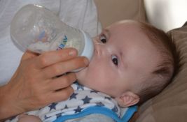 VIDEO: Beba odbila mleko iz bočice, deda smislio sjajan način da je nahrani