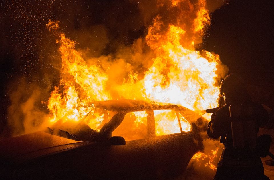 VIDEO: Izgoreo još jedan automobil u Novom Sadu, kraj njega pronađen kanister sa gorivom