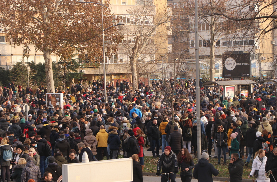 NDNV: MUP hitno da sazna ko je napao snimatelja na protestu u Novom Sadu