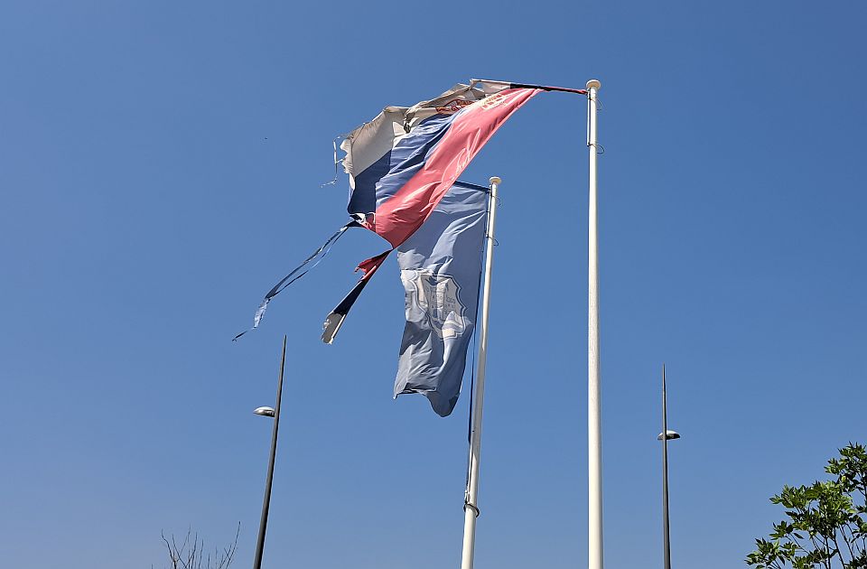 Novi Sad kupuje jarbole i zastave, cena - četiri miliona dinara