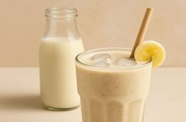 Za brzinsko osveženje na vreo dan: Ledeni milkšejk od banane i bademovog mleka 