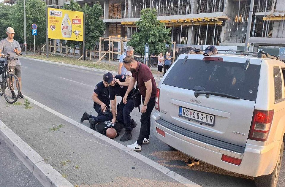 VIDEO: Muškarac udario policajca posle svađe sa građanima na raskrsnici kod GSP-a