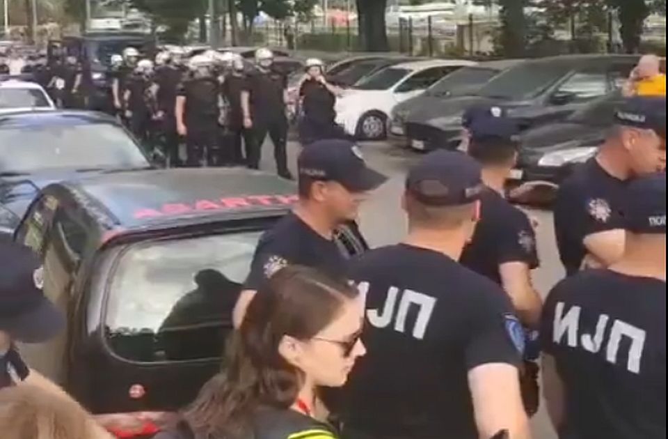 VIDEO: Burno u beogradskoj opštini Voždovac: Četiri člana Zborova građana privedena, pa puštena VIDEO: Burno u beogradskoj opštini Voždovac: Četiri člana Zborova građana privedena, pa puštena