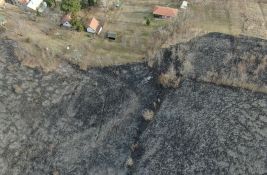 FOTO, VIDEO Snimci iz drona: Veliki požar kod Novog Sada zaustavljen na 20 metara od kuća