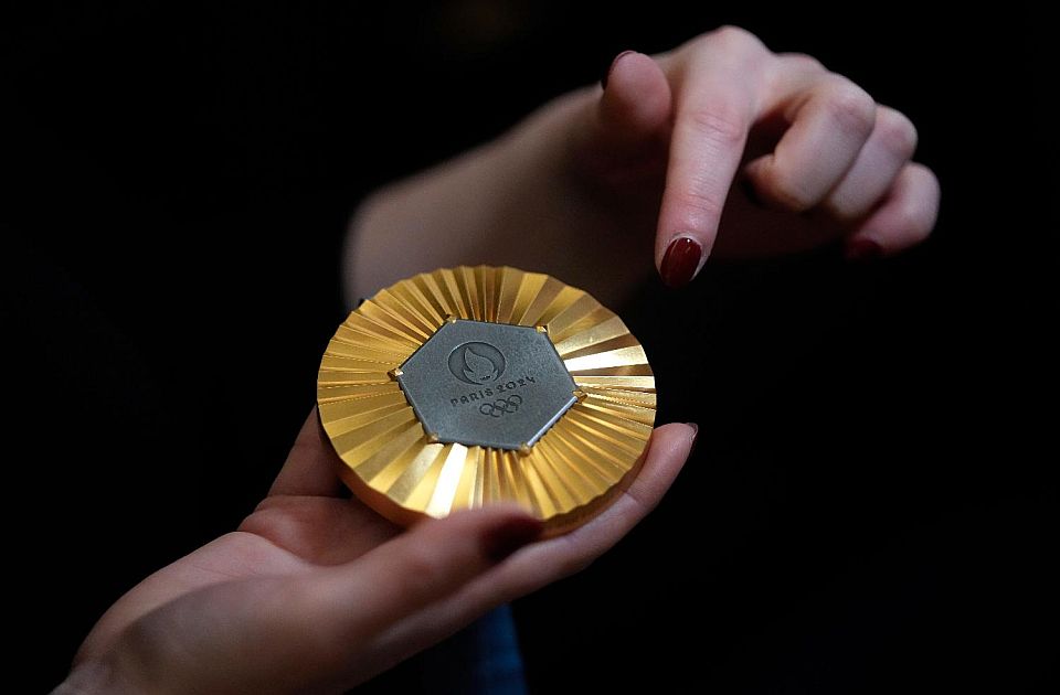 FOTO: Komadi gvožđa sa Ajfelove kule u olimpijskim medaljama u Parizu 