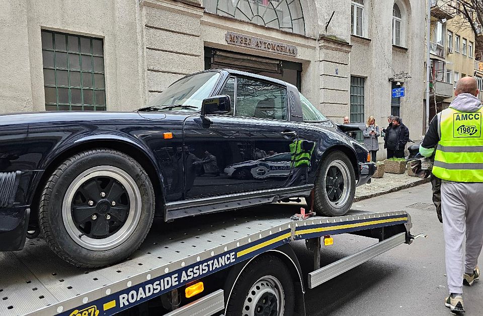 FOTO: Počelo prinudno iseljenje Muzeja automobila, ovo je zbirka koja ostaje bez prostora