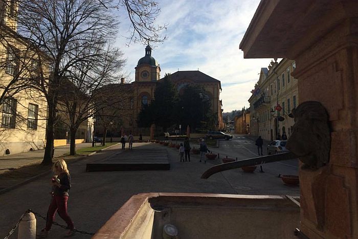 Maloletnici uništavali mobilijar u Sremskim Karlovcima i ukrali opremu iz Sokolskog doma