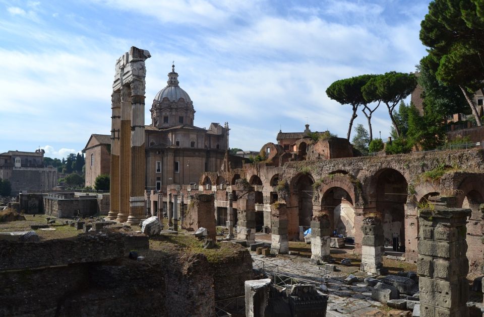 Turisti su počeli da bacaju kovanice po Rimskom forumu 