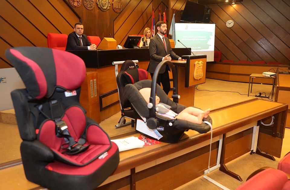 Sto novosadskih mališana dobilo besplatna auto-sedišta, naredna podela 28. juna