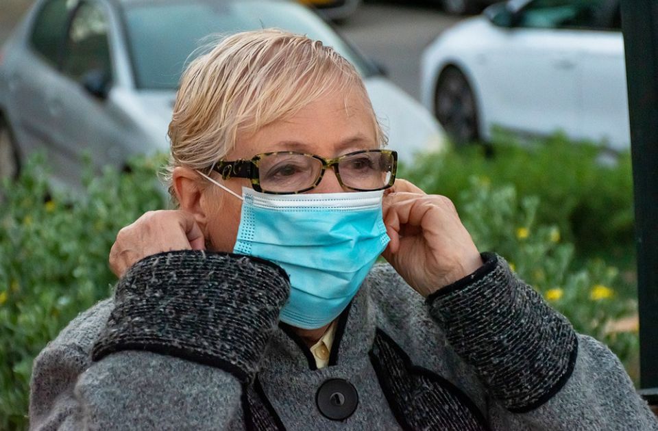 Ako nosite naočare - rizik od infekcije koronom manji za 15 odsto