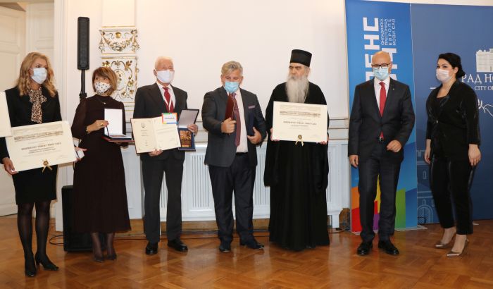 FOTO, VIDEO: Džaba apeli - s maskama svi osim Irineja i sveštenih lica na dodeli gradskih priznanja