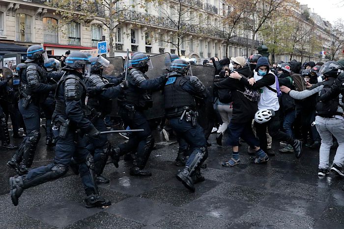 FOTO: Na protestu u Parizu uhapšeno više od stotinu demonstranata