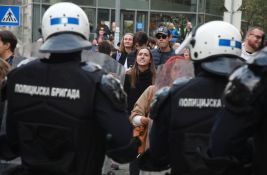 Maskirani napadači pretukli mlasića i udarili aktivistkinju na protestu u Čačku