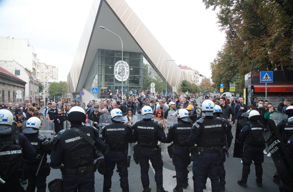 VIDEO Privođenje kod RTS-a, kolonu protiv blokada predvodio premijer Đuro Macut VIDEO Privođenje kod RTS-a, kolonu protiv blokada predvodio premijer Đuro Macut