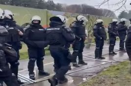 VIDEO: Rušene ograde u parku Ušće, beogradski zborovi protestuju protiv delfinarijuma
