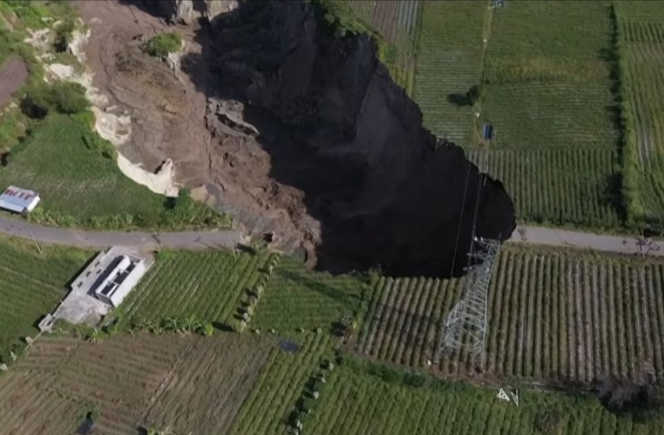 VIDEO: Ogromna rupa u Indoneziji guta farme