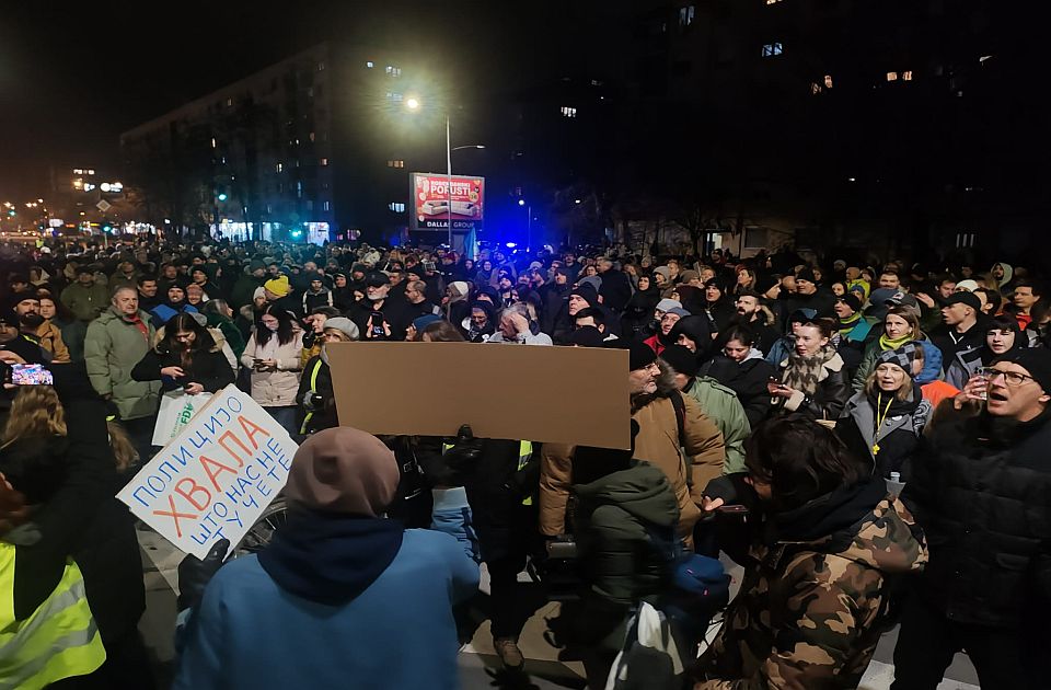 FOTO, VIDEO: Protest u Novom Sadu zbog napada na studente