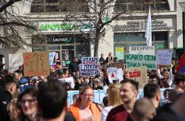 Iskaču vam reklame protiv protesta i opozicije? Evo o čemu je reč