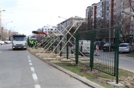 FOTO, VIDEO: Da se spreče pešaci da pretrčavaju put - visoka ograda duž razdelnog ostrva na Limanu