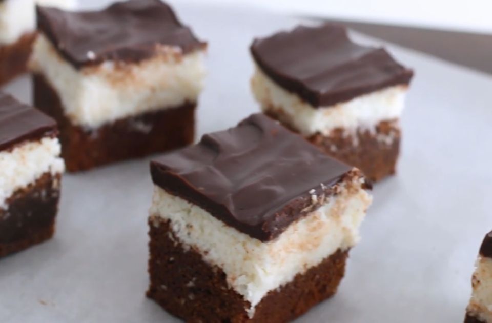 VIDEO Savršeni uz kafu: Čokoladni brauniji sa kokosom i rumom