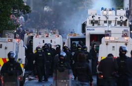 VIDEO: Druga noć nereda u Severnoj Irskoj, policija upotrebila vodene topove