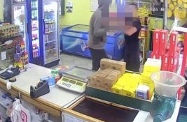 VIDEO: Vatrogasac sprečio pljačku u prodavnici u Šapcu, savladao i izgurao napadača