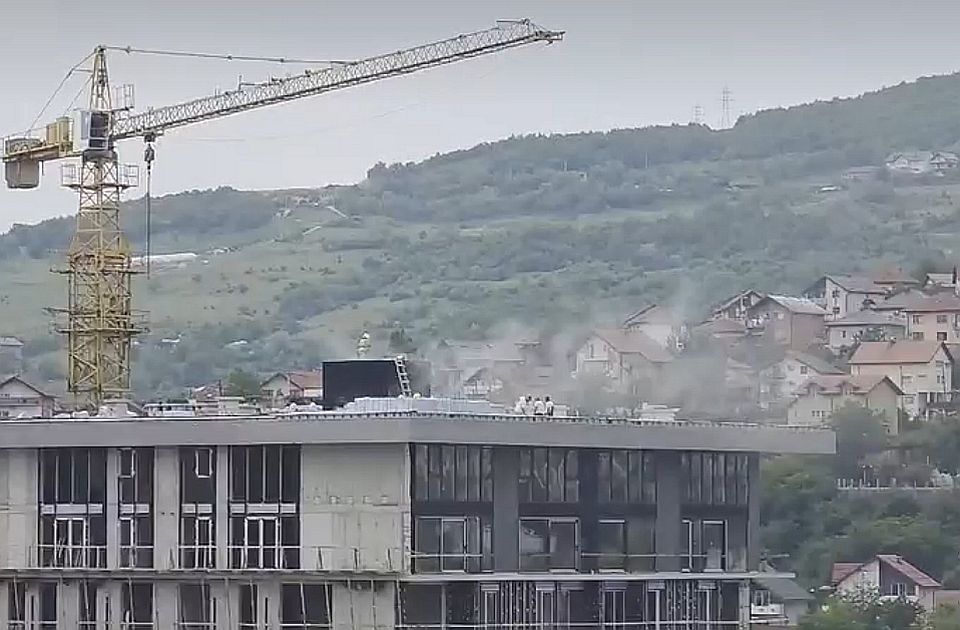 Požar na krovu stambenog kompleksa u izgradnji u Sarajevu