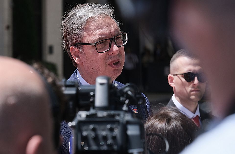 Da li je moguće da Vučić nije znao ništa o čarter letu za Tivat? Otvorena brojna pitanja
