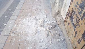 FOTO: Deo fasade u centru pao tik ispred Novosađanke 
