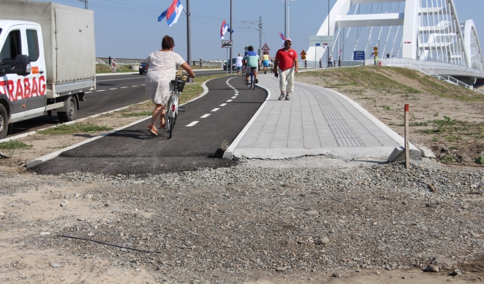 FOTO: Novi drumsko-železnički most samo danju otvoren za pešake i bicikliste