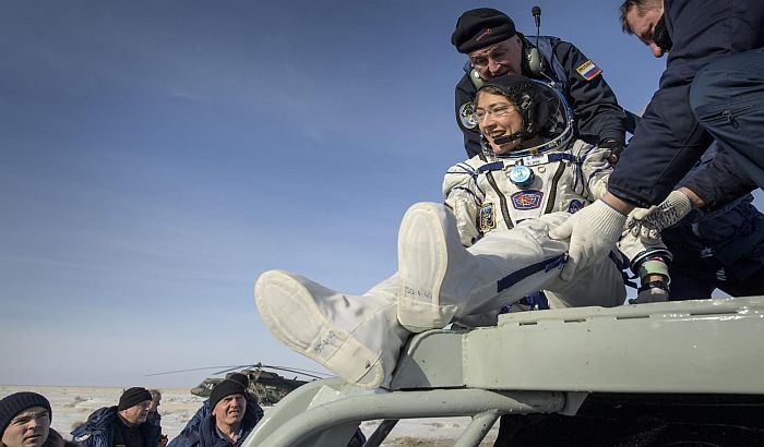 FOTO: Kapsula Soyuz MS-13 sa tročlanom posadom se vratila na Zemlju