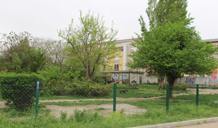 FOTO: Na mestu zelene površine na uglu Kisačke i Jovana Subotića planirana osmospratnica