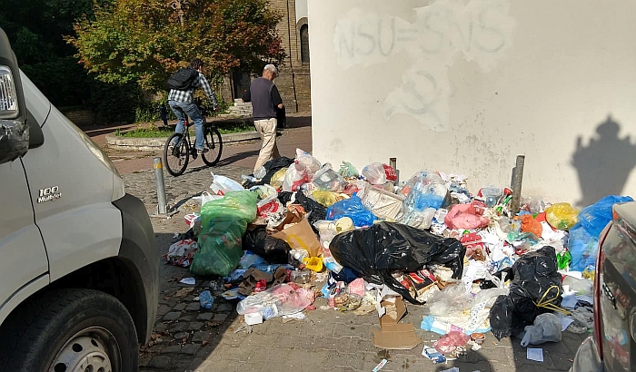 FOTO: Nova divlja deponija raste iza Sinagoge