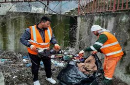 FOTO: Neodgovorni Novosađani bacaju smeće gde stignu, 